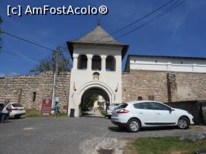 [P26] Mănăstirea Hurezi - A doua poartă a lăcașului. » foto by iulianic
 - 
<span class="allrVoted glyphicon glyphicon-heart hidden" id="av1257272"></span>
<a class="m-l-10 hidden" id="sv1257272" onclick="voting_Foto_DelVot(,1257272,9643)" role="button">șterge vot <span class="glyphicon glyphicon-remove"></span></a>
<a id="v91257272" class=" c-red"  onclick="voting_Foto_SetVot(1257272)" role="button"><span class="glyphicon glyphicon-heart-empty"></span> <b>LIKE</b> = Votează poza</a> <img class="hidden"  id="f1257272W9" src="/imagini/loader.gif" border="0" /><span class="AjErrMes hidden" id="e1257272ErM"></span>