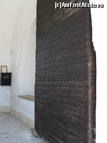 [P22] usa din lemn de la poarta de acces in curtea interioara....; se observa grosimea ei ...ca a unui perete. » foto by mirelutza
 - 
<span class="allrVoted glyphicon glyphicon-heart hidden" id="av105527"></span>
<a class="m-l-10 hidden" id="sv105527" onclick="voting_Foto_DelVot(,105527,9643)" role="button">șterge vot <span class="glyphicon glyphicon-remove"></span></a>
<a id="v9105527" class=" c-red"  onclick="voting_Foto_SetVot(105527)" role="button"><span class="glyphicon glyphicon-heart-empty"></span> <b>LIKE</b> = Votează poza</a> <img class="hidden"  id="f105527W9" src="/imagini/loader.gif" border="0" /><span class="AjErrMes hidden" id="e105527ErM"></span>
