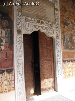 [P15] intrarea in biserica » foto by adrianbogdan
 - 
<span class="allrVoted glyphicon glyphicon-heart hidden" id="av729456"></span>
<a class="m-l-10 hidden" id="sv729456" onclick="voting_Foto_DelVot(,729456,9643)" role="button">șterge vot <span class="glyphicon glyphicon-remove"></span></a>
<a id="v9729456" class=" c-red"  onclick="voting_Foto_SetVot(729456)" role="button"><span class="glyphicon glyphicon-heart-empty"></span> <b>LIKE</b> = Votează poza</a> <img class="hidden"  id="f729456W9" src="/imagini/loader.gif" border="0" /><span class="AjErrMes hidden" id="e729456ErM"></span>