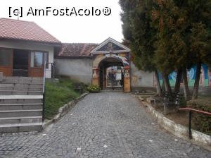 [P18] Spre cimitirul din curtea Bisericii Sf. Nicolae, Scheii Brașovului.  » foto by mihaelavoicu
 - 
<span class="allrVoted glyphicon glyphicon-heart hidden" id="av926844"></span>
<a class="m-l-10 hidden" id="sv926844" onclick="voting_Foto_DelVot(,926844,9644)" role="button">șterge vot <span class="glyphicon glyphicon-remove"></span></a>
<a id="v9926844" class=" c-red"  onclick="voting_Foto_SetVot(926844)" role="button"><span class="glyphicon glyphicon-heart-empty"></span> <b>LIKE</b> = Votează poza</a> <img class="hidden"  id="f926844W9" src="/imagini/loader.gif" border="0" /><span class="AjErrMes hidden" id="e926844ErM"></span>