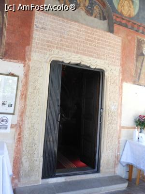 [P11] Mănăstirea Dintr-un lemn - Biserica de piatră. Intrarea și pisania. » foto by iulianic
 - 
<span class="allrVoted glyphicon glyphicon-heart hidden" id="av1258277"></span>
<a class="m-l-10 hidden" id="sv1258277" onclick="voting_Foto_DelVot(,1258277,9645)" role="button">șterge vot <span class="glyphicon glyphicon-remove"></span></a>
<a id="v91258277" class=" c-red"  onclick="voting_Foto_SetVot(1258277)" role="button"><span class="glyphicon glyphicon-heart-empty"></span> <b>LIKE</b> = Votează poza</a> <img class="hidden"  id="f1258277W9" src="/imagini/loader.gif" border="0" /><span class="AjErrMes hidden" id="e1258277ErM"></span>