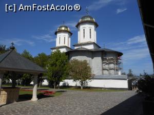 [P17] Mănăstirea Dintr-un lemn - Biserica nouă &icirc;ncă &icirc;n faza de construcție. » foto by iulianic
 - 
<span class="allrVoted glyphicon glyphicon-heart hidden" id="av1258283"></span>
<a class="m-l-10 hidden" id="sv1258283" onclick="voting_Foto_DelVot(,1258283,9645)" role="button">șterge vot <span class="glyphicon glyphicon-remove"></span></a>
<a id="v91258283" class=" c-red"  onclick="voting_Foto_SetVot(1258283)" role="button"><span class="glyphicon glyphicon-heart-empty"></span> <b>LIKE</b> = Votează poza</a> <img class="hidden"  id="f1258283W9" src="/imagini/loader.gif" border="0" /><span class="AjErrMes hidden" id="e1258283ErM"></span>