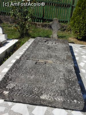 [P37] Mănăstirea Dintr-un lemn - Veche piatră funerară &icirc;n fața bisericuței de lemn. » foto by iulianic
 - 
<span class="allrVoted glyphicon glyphicon-heart hidden" id="av1258303"></span>
<a class="m-l-10 hidden" id="sv1258303" onclick="voting_Foto_DelVot(,1258303,9645)" role="button">șterge vot <span class="glyphicon glyphicon-remove"></span></a>
<a id="v91258303" class=" c-red"  onclick="voting_Foto_SetVot(1258303)" role="button"><span class="glyphicon glyphicon-heart-empty"></span> <b>LIKE</b> = Votează poza</a> <img class="hidden"  id="f1258303W9" src="/imagini/loader.gif" border="0" /><span class="AjErrMes hidden" id="e1258303ErM"></span>