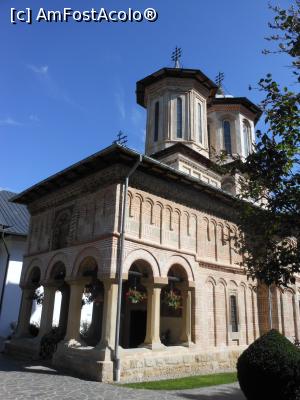 [P07] Mănăstirea Dintr-un lemn - Biserica de piatră, ctitorie a lui Matei Basarab. » foto by iulianic
 - 
<span class="allrVoted glyphicon glyphicon-heart hidden" id="av1258273"></span>
<a class="m-l-10 hidden" id="sv1258273" onclick="voting_Foto_DelVot(,1258273,9645)" role="button">șterge vot <span class="glyphicon glyphicon-remove"></span></a>
<a id="v91258273" class=" c-red"  onclick="voting_Foto_SetVot(1258273)" role="button"><span class="glyphicon glyphicon-heart-empty"></span> <b>LIKE</b> = Votează poza</a> <img class="hidden"  id="f1258273W9" src="/imagini/loader.gif" border="0" /><span class="AjErrMes hidden" id="e1258273ErM"></span>