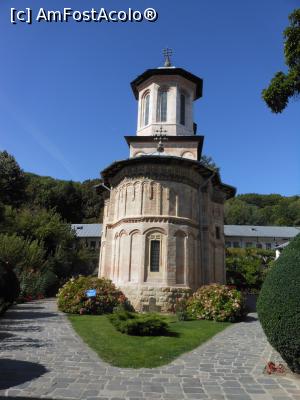 [P08] Mănăstirea Dintr-un lemn - Biserica de piatră, ctitorie a lui Matei Basarab. » foto by iulianic
 - 
<span class="allrVoted glyphicon glyphicon-heart hidden" id="av1258274"></span>
<a class="m-l-10 hidden" id="sv1258274" onclick="voting_Foto_DelVot(,1258274,9645)" role="button">șterge vot <span class="glyphicon glyphicon-remove"></span></a>
<a id="v91258274" class=" c-red"  onclick="voting_Foto_SetVot(1258274)" role="button"><span class="glyphicon glyphicon-heart-empty"></span> <b>LIKE</b> = Votează poza</a> <img class="hidden"  id="f1258274W9" src="/imagini/loader.gif" border="0" /><span class="AjErrMes hidden" id="e1258274ErM"></span>