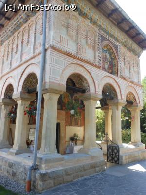 [P09] Mănăstirea Dintr-un lemn - Biserica de piatră, pridvorul. » foto by iulianic
 - 
<span class="allrVoted glyphicon glyphicon-heart hidden" id="av1258275"></span>
<a class="m-l-10 hidden" id="sv1258275" onclick="voting_Foto_DelVot(,1258275,9645)" role="button">șterge vot <span class="glyphicon glyphicon-remove"></span></a>
<a id="v91258275" class=" c-red"  onclick="voting_Foto_SetVot(1258275)" role="button"><span class="glyphicon glyphicon-heart-empty"></span> <b>LIKE</b> = Votează poza</a> <img class="hidden"  id="f1258275W9" src="/imagini/loader.gif" border="0" /><span class="AjErrMes hidden" id="e1258275ErM"></span>