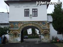 [P03] poarta de intrare in curtea manastirii » foto by recul*
 - 
<span class="allrVoted glyphicon glyphicon-heart hidden" id="av133136"></span>
<a class="m-l-10 hidden" id="sv133136" onclick="voting_Foto_DelVot(,133136,9645)" role="button">șterge vot <span class="glyphicon glyphicon-remove"></span></a>
<a id="v9133136" class=" c-red"  onclick="voting_Foto_SetVot(133136)" role="button"><span class="glyphicon glyphicon-heart-empty"></span> <b>LIKE</b> = Votează poza</a> <img class="hidden"  id="f133136W9" src="/imagini/loader.gif" border="0" /><span class="AjErrMes hidden" id="e133136ErM"></span>