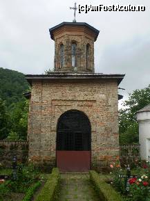 [P11] Vechea biserica a Manastirii Tismana, aflata in mijlocul cimitirului unde odihnesc maicutele. » foto by ghitoca001
 - 
<span class="allrVoted glyphicon glyphicon-heart hidden" id="av88006"></span>
<a class="m-l-10 hidden" id="sv88006" onclick="voting_Foto_DelVot(,88006,9654)" role="button">șterge vot <span class="glyphicon glyphicon-remove"></span></a>
<a id="v988006" class=" c-red"  onclick="voting_Foto_SetVot(88006)" role="button"><span class="glyphicon glyphicon-heart-empty"></span> <b>LIKE</b> = Votează poza</a> <img class="hidden"  id="f88006W9" src="/imagini/loader.gif" border="0" /><span class="AjErrMes hidden" id="e88006ErM"></span>
