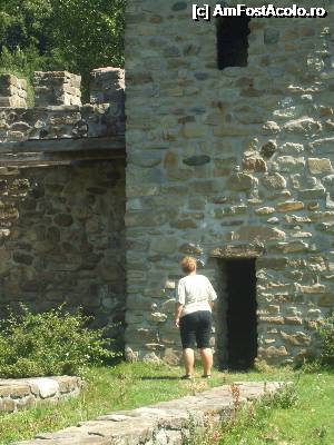[P08] unul din turnurile existente la intrarea în castru, fotografiat din interior (dimensiunile interiorului sunt așa de mici că nu cred că ar fi putut locui cineva acolo)  » foto by vanda
 - 
<span class="allrVoted glyphicon glyphicon-heart hidden" id="av343824"></span>
<a class="m-l-10 hidden" id="sv343824" onclick="voting_Foto_DelVot(,343824,9655)" role="button">șterge vot <span class="glyphicon glyphicon-remove"></span></a>
<a id="v9343824" class=" c-red"  onclick="voting_Foto_SetVot(343824)" role="button"><span class="glyphicon glyphicon-heart-empty"></span> <b>LIKE</b> = Votează poza</a> <img class="hidden"  id="f343824W9" src="/imagini/loader.gif" border="0" /><span class="AjErrMes hidden" id="e343824ErM"></span>