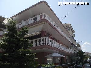 [P02] Vila Sakis fotografiata de pe strada. Arata foarte frumos si din afara si holul de intrare in vila. Iar terasele sunt foarte spatioase, se poate vedea si din poza.  » foto by oana16
 - 
<span class="allrVoted glyphicon glyphicon-heart hidden" id="av355075"></span>
<a class="m-l-10 hidden" id="sv355075" onclick="voting_Foto_DelVot(,355075,9656)" role="button">șterge vot <span class="glyphicon glyphicon-remove"></span></a>
<a id="v9355075" class=" c-red"  onclick="voting_Foto_SetVot(355075)" role="button"><span class="glyphicon glyphicon-heart-empty"></span> <b>LIKE</b> = Votează poza</a> <img class="hidden"  id="f355075W9" src="/imagini/loader.gif" border="0" /><span class="AjErrMes hidden" id="e355075ErM"></span>