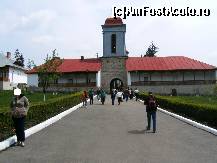 [P01] Aleea către curtea interioară a Mănăstirii Ciolanu. În față se poate observa clopotnița mănăstirii. » foto by Floryn81
 - 
<span class="allrVoted glyphicon glyphicon-heart hidden" id="av311571"></span>
<a class="m-l-10 hidden" id="sv311571" onclick="voting_Foto_DelVot(,311571,9673)" role="button">șterge vot <span class="glyphicon glyphicon-remove"></span></a>
<a id="v9311571" class=" c-red"  onclick="voting_Foto_SetVot(311571)" role="button"><span class="glyphicon glyphicon-heart-empty"></span> <b>LIKE</b> = Votează poza</a> <img class="hidden"  id="f311571W9" src="/imagini/loader.gif" border="0" /><span class="AjErrMes hidden" id="e311571ErM"></span>