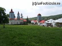 [P05] Imagine din curtea interioară a Mănăstirii Ciolanu. Se poate observa Biserica Nouă, dar și clopotnița ansamblului monahal! » foto by Floryn81
 - 
<span class="allrVoted glyphicon glyphicon-heart hidden" id="av311584"></span>
<a class="m-l-10 hidden" id="sv311584" onclick="voting_Foto_DelVot(,311584,9673)" role="button">șterge vot <span class="glyphicon glyphicon-remove"></span></a>
<a id="v9311584" class=" c-red"  onclick="voting_Foto_SetVot(311584)" role="button"><span class="glyphicon glyphicon-heart-empty"></span> <b>LIKE</b> = Votează poza</a> <img class="hidden"  id="f311584W9" src="/imagini/loader.gif" border="0" /><span class="AjErrMes hidden" id="e311584ErM"></span>