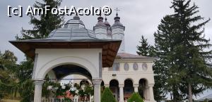 [P04] Biserica mare. In prim plan un foisor care adaposteste un izvor.  » foto by iulian68
 - 
<span class="allrVoted glyphicon glyphicon-heart hidden" id="av1016414"></span>
<a class="m-l-10 hidden" id="sv1016414" onclick="voting_Foto_DelVot(,1016414,9673)" role="button">șterge vot <span class="glyphicon glyphicon-remove"></span></a>
<a id="v91016414" class=" c-red"  onclick="voting_Foto_SetVot(1016414)" role="button"><span class="glyphicon glyphicon-heart-empty"></span> <b>LIKE</b> = Votează poza</a> <img class="hidden"  id="f1016414W9" src="/imagini/loader.gif" border="0" /><span class="AjErrMes hidden" id="e1016414ErM"></span>