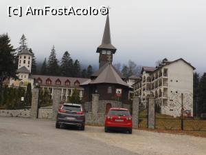 [P04] Bușteni - Parcarea din fața Mănăstirii Caraiman.  » foto by iulianic
 - 
<span class="allrVoted glyphicon glyphicon-heart hidden" id="av1034178"></span>
<a class="m-l-10 hidden" id="sv1034178" onclick="voting_Foto_DelVot(,1034178,9680)" role="button">șterge vot <span class="glyphicon glyphicon-remove"></span></a>
<a id="v91034178" class=" c-red"  onclick="voting_Foto_SetVot(1034178)" role="button"><span class="glyphicon glyphicon-heart-empty"></span> <b>LIKE</b> = Votează poza</a> <img class="hidden"  id="f1034178W9" src="/imagini/loader.gif" border="0" /><span class="AjErrMes hidden" id="e1034178ErM"></span>
