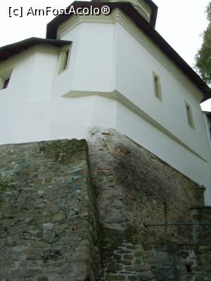[P22] Mănăstirea Cozia - Zidul mănăstirii înspre Olt.  » foto by iulianic
 - 
<span class="allrVoted glyphicon glyphicon-heart hidden" id="av737660"></span>
<a class="m-l-10 hidden" id="sv737660" onclick="voting_Foto_DelVot(,737660,9713)" role="button">șterge vot <span class="glyphicon glyphicon-remove"></span></a>
<a id="v9737660" class=" c-red"  onclick="voting_Foto_SetVot(737660)" role="button"><span class="glyphicon glyphicon-heart-empty"></span> <b>LIKE</b> = Votează poza</a> <img class="hidden"  id="f737660W9" src="/imagini/loader.gif" border="0" /><span class="AjErrMes hidden" id="e737660ErM"></span>