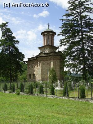 [P04] Mănăstirea Cozia - Biserica bolniței 'giuvaerul secolului XVI de la Cozia'.  » foto by iulianic
 - 
<span class="allrVoted glyphicon glyphicon-heart hidden" id="av737625"></span>
<a class="m-l-10 hidden" id="sv737625" onclick="voting_Foto_DelVot(,737625,9713)" role="button">șterge vot <span class="glyphicon glyphicon-remove"></span></a>
<a id="v9737625" class=" c-red"  onclick="voting_Foto_SetVot(737625)" role="button"><span class="glyphicon glyphicon-heart-empty"></span> <b>LIKE</b> = Votează poza</a> <img class="hidden"  id="f737625W9" src="/imagini/loader.gif" border="0" /><span class="AjErrMes hidden" id="e737625ErM"></span>