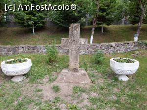 [P84] Mormânt în curtea mânăstirii în amintirea ostașilor care s-au jertfit pentru patrie. » foto by maryka
 - 
<span class="allrVoted glyphicon glyphicon-heart hidden" id="av1305734"></span>
<a class="m-l-10 hidden" id="sv1305734" onclick="voting_Foto_DelVot(,1305734,9713)" role="button">șterge vot <span class="glyphicon glyphicon-remove"></span></a>
<a id="v91305734" class=" c-red"  onclick="voting_Foto_SetVot(1305734)" role="button"><span class="glyphicon glyphicon-heart-empty"></span> <b>LIKE</b> = Votează poza</a> <img class="hidden"  id="f1305734W9" src="/imagini/loader.gif" border="0" /><span class="AjErrMes hidden" id="e1305734ErM"></span>