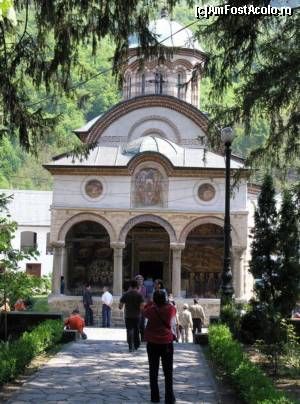 [P01] Biserica Manastirii Cozia si grupul din turisti din curte.  » foto by nikki arb*
 - 
<span class="allrVoted glyphicon glyphicon-heart hidden" id="av682751"></span>
<a class="m-l-10 hidden" id="sv682751" onclick="voting_Foto_DelVot(,682751,9713)" role="button">șterge vot <span class="glyphicon glyphicon-remove"></span></a>
<a id="v9682751" class=" c-red"  onclick="voting_Foto_SetVot(682751)" role="button"><span class="glyphicon glyphicon-heart-empty"></span> <b>LIKE</b> = Votează poza</a> <img class="hidden"  id="f682751W9" src="/imagini/loader.gif" border="0" /><span class="AjErrMes hidden" id="e682751ErM"></span>