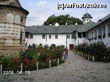 [P5x] Chiliile de pe laturile de est şi nord şi absida altarului bisericii mănăstirii Cozia » foto by Costi
 - 
<span class="allrVoted glyphicon glyphicon-heart hidden" id="av40991"></span>
<a class="m-l-10 hidden" id="sv40991" onclick="voting_Foto_DelVot(,40991,9713)" role="button">șterge vot <span class="glyphicon glyphicon-remove"></span></a>
<a id="v940991" class=" c-red"  onclick="voting_Foto_SetVot(40991)" role="button"><span class="glyphicon glyphicon-heart-empty"></span> <b>LIKE</b> = Votează poza</a> <img class="hidden"  id="f40991W9" src="/imagini/loader.gif" border="0" /><span class="AjErrMes hidden" id="e40991ErM"></span>