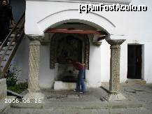 [P6x] Cei însetaţi se pot răcori cu apă rece de la sursa din incinta mănăstirii Cozia » foto by Costi
 - 
<span class="allrVoted glyphicon glyphicon-heart hidden" id="av40994"></span>
<a class="m-l-10 hidden" id="sv40994" onclick="voting_Foto_DelVot(,40994,9713)" role="button">șterge vot <span class="glyphicon glyphicon-remove"></span></a>
<a id="v940994" class=" c-red"  onclick="voting_Foto_SetVot(40994)" role="button"><span class="glyphicon glyphicon-heart-empty"></span> <b>LIKE</b> = Votează poza</a> <img class="hidden"  id="f40994W9" src="/imagini/loader.gif" border="0" /><span class="AjErrMes hidden" id="e40994ErM"></span>