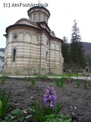 [P06] Biserica „Sf. Treime” - Mănăstirea Cozia.  » foto by tata123 🔱
 - 
<span class="allrVoted glyphicon glyphicon-heart hidden" id="av959198"></span>
<a class="m-l-10 hidden" id="sv959198" onclick="voting_Foto_DelVot(,959198,9713)" role="button">șterge vot <span class="glyphicon glyphicon-remove"></span></a>
<a id="v9959198" class=" c-red"  onclick="voting_Foto_SetVot(959198)" role="button"><span class="glyphicon glyphicon-heart-empty"></span> <b>LIKE</b> = Votează poza</a> <img class="hidden"  id="f959198W9" src="/imagini/loader.gif" border="0" /><span class="AjErrMes hidden" id="e959198ErM"></span>