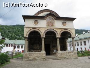 [P01] Biserica mănăstirii Cozia (iunie 2015).  » foto by tata123 🔱
 - 
<span class="allrVoted glyphicon glyphicon-heart hidden" id="av1043217"></span>
<a class="m-l-10 hidden" id="sv1043217" onclick="voting_Foto_DelVot(,1043217,9713)" role="button">șterge vot <span class="glyphicon glyphicon-remove"></span></a>
<a id="v91043217" class=" c-red"  onclick="voting_Foto_SetVot(1043217)" role="button"><span class="glyphicon glyphicon-heart-empty"></span> <b>LIKE</b> = Votează poza</a> <img class="hidden"  id="f1043217W9" src="/imagini/loader.gif" border="0" /><span class="AjErrMes hidden" id="e1043217ErM"></span>