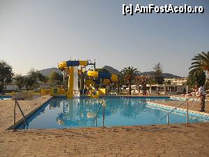 [P05] in aceasta piscina se facea aerobic, dansuri... organizate de catre animatori hotelului, si topoganul care costa 3 euro pe zi (parca)  » foto by lari geo
 - 
<span class="allrVoted glyphicon glyphicon-heart hidden" id="av353954"></span>
<a class="m-l-10 hidden" id="sv353954" onclick="voting_Foto_DelVot(,353954,9720)" role="button">șterge vot <span class="glyphicon glyphicon-remove"></span></a>
<a id="v9353954" class=" c-red"  onclick="voting_Foto_SetVot(353954)" role="button"><span class="glyphicon glyphicon-heart-empty"></span> <b>LIKE</b> = Votează poza</a> <img class="hidden"  id="f353954W9" src="/imagini/loader.gif" border="0" /><span class="AjErrMes hidden" id="e353954ErM"></span>