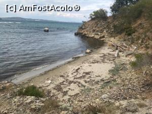 [P01] O plaja mai mica, descoperita de pe stanca de unde se vede varsarea raului in mare » foto by Radu P. <span class="label label-default labelC_thin small">NEVOTABILĂ</span>