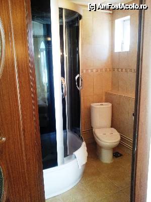 [P12] Baia micuta dar curata si cu o cabina de dus moderna » foto by mirmicu
 - 
<span class="allrVoted glyphicon glyphicon-heart hidden" id="av500923"></span>
<a class="m-l-10 hidden" id="sv500923" onclick="voting_Foto_DelVot(,500923,9738)" role="button">șterge vot <span class="glyphicon glyphicon-remove"></span></a>
<a id="v9500923" class=" c-red"  onclick="voting_Foto_SetVot(500923)" role="button"><span class="glyphicon glyphicon-heart-empty"></span> <b>LIKE</b> = Votează poza</a> <img class="hidden"  id="f500923W9" src="/imagini/loader.gif" border="0" /><span class="AjErrMes hidden" id="e500923ErM"></span>
