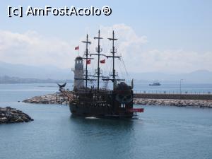 [P32] O corabie trece pe langa Turnul Alb.  » foto by bica adriana
 - 
<span class="allrVoted glyphicon glyphicon-heart hidden" id="av865741"></span>
<a class="m-l-10 hidden" id="sv865741" onclick="voting_Foto_DelVot(,865741,9765)" role="button">șterge vot <span class="glyphicon glyphicon-remove"></span></a>
<a id="v9865741" class=" c-red"  onclick="voting_Foto_SetVot(865741)" role="button"><span class="glyphicon glyphicon-heart-empty"></span> <b>LIKE</b> = Votează poza</a> <img class="hidden"  id="f865741W9" src="/imagini/loader.gif" border="0" /><span class="AjErrMes hidden" id="e865741ErM"></span>