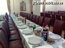 [P03] Casa Petrovai Sighetu Marmatiei - Sala de mese in asteptarea musteriilor. De remarcat ca, aperitivul nu era inca pus pe masa, asa ca nu l-am servit gata oxidat. » foto by creivean
 - 
<span class="allrVoted glyphicon glyphicon-heart hidden" id="av69480"></span>
<a class="m-l-10 hidden" id="sv69480" onclick="voting_Foto_DelVot(,69480,9803)" role="button">șterge vot <span class="glyphicon glyphicon-remove"></span></a>
<a id="v969480" class=" c-red"  onclick="voting_Foto_SetVot(69480)" role="button"><span class="glyphicon glyphicon-heart-empty"></span> <b>LIKE</b> = Votează poza</a> <img class="hidden"  id="f69480W9" src="/imagini/loader.gif" border="0" /><span class="AjErrMes hidden" id="e69480ErM"></span>