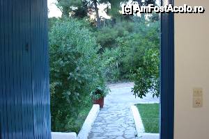 [P03] Alee si gradina la intrarea in camera » foto by inamina
 - 
<span class="allrVoted glyphicon glyphicon-heart hidden" id="av445597"></span>
<a class="m-l-10 hidden" id="sv445597" onclick="voting_Foto_DelVot(,445597,9828)" role="button">șterge vot <span class="glyphicon glyphicon-remove"></span></a>
<a id="v9445597" class=" c-red"  onclick="voting_Foto_SetVot(445597)" role="button"><span class="glyphicon glyphicon-heart-empty"></span> <b>LIKE</b> = Votează poza</a> <img class="hidden"  id="f445597W9" src="/imagini/loader.gif" border="0" /><span class="AjErrMes hidden" id="e445597ErM"></span>