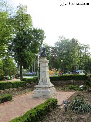 [P10] Bust Mihai Eminescu - Parcul Eminescu, Botoșani » foto by tata123 🔱
 - 
<span class="allrVoted glyphicon glyphicon-heart hidden" id="av584235"></span>
<a class="m-l-10 hidden" id="sv584235" onclick="voting_Foto_DelVot(,584235,9996)" role="button">șterge vot <span class="glyphicon glyphicon-remove"></span></a>
<a id="v9584235" class=" c-red"  onclick="voting_Foto_SetVot(584235)" role="button"><span class="glyphicon glyphicon-heart-empty"></span> <b>LIKE</b> = Votează poza</a> <img class="hidden"  id="f584235W9" src="/imagini/loader.gif" border="0" /><span class="AjErrMes hidden" id="e584235ErM"></span>