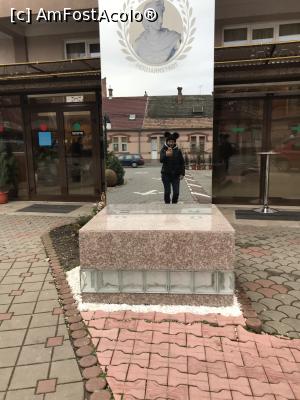 [P42] Oglinda lui Apollo, foarte utilă pentru mine<p> În fața hotelului, în parcare » foto by krisstinna
 - 
<span class="allrVoted glyphicon glyphicon-heart hidden" id="av937600"></span>
<a class="m-l-10 hidden" id="sv937600" onclick="voting_Foto_DelVot(,937600,10003)" role="button">șterge vot <span class="glyphicon glyphicon-remove"></span></a>
<a id="v9937600" class=" c-red"  onclick="voting_Foto_SetVot(937600)" role="button"><span class="glyphicon glyphicon-heart-empty"></span> <b>LIKE</b> = Votează poza</a> <img class="hidden"  id="f937600W9" src="/imagini/loader.gif" border="0" /><span class="AjErrMes hidden" id="e937600ErM"></span>