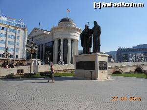 [P17] Skopje - Chiril şi Metodiu, două statui gigant.  » foto by iulianic
 - 
<span class="allrVoted glyphicon glyphicon-heart hidden" id="av690184"></span>
<a class="m-l-10 hidden" id="sv690184" onclick="voting_Foto_DelVot(,690184,10053)" role="button">șterge vot <span class="glyphicon glyphicon-remove"></span></a>
<a id="v9690184" class=" c-red"  onclick="voting_Foto_SetVot(690184)" role="button"><span class="glyphicon glyphicon-heart-empty"></span> <b>LIKE</b> = Votează poza</a> <img class="hidden"  id="f690184W9" src="/imagini/loader.gif" border="0" /><span class="AjErrMes hidden" id="e690184ErM"></span>