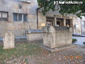 [P03] Skopje - Artefacte expuse în faţa Muzeului oraşului.  » foto by iulianic
 - 
<span class="allrVoted glyphicon glyphicon-heart hidden" id="av690148"></span>
<a class="m-l-10 hidden" id="sv690148" onclick="voting_Foto_DelVot(,690148,10053)" role="button">șterge vot <span class="glyphicon glyphicon-remove"></span></a>
<a id="v9690148" class=" c-red"  onclick="voting_Foto_SetVot(690148)" role="button"><span class="glyphicon glyphicon-heart-empty"></span> <b>LIKE</b> = Votează poza</a> <img class="hidden"  id="f690148W9" src="/imagini/loader.gif" border="0" /><span class="AjErrMes hidden" id="e690148ErM"></span>