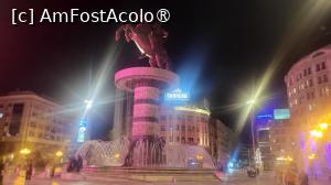 [P21] In mijlocul Pietei Macedoniei se afla cel mai important monument, statuia lui Alexandru Macedon, pe un soclu inalt cu multe basoreliefuri, in mijlocul unei frumoase fantani arteziene. Alexandru Macedon este eroul legendar, revendicat atat de ei, cat si de vecinii greci. Pentru a nu-i supara pe greci, oficial numele statuii e „Razboinicul pe cal” .  » foto by geani anto
 - 
<span class="allrVoted glyphicon glyphicon-heart hidden" id="av1528278"></span>
<a class="m-l-10 hidden" id="sv1528278" onclick="voting_Foto_DelVot(,1528278,10053)" role="button">șterge vot <span class="glyphicon glyphicon-remove"></span></a>
<a id="v91528278" class=" c-red"  onclick="voting_Foto_SetVot(1528278)" role="button"><span class="glyphicon glyphicon-heart-empty"></span> <b>LIKE</b> = Votează poza</a> <img class="hidden"  id="f1528278W9" src="/imagini/loader.gif" border="0" /><span class="AjErrMes hidden" id="e1528278ErM"></span>