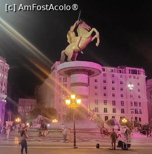 [P22] Domina piata centrala, avand inaltimea unui bloc de 8 etaje, asezat pe o coloana din fildes, cu 24,5 metri inaltime, inconjurat de o fantana arteziana si 4 lei de bronz la picioare. Seara, luminile fantanii se schimba iar la ora fixa canta o melodie clasica.  » foto by geani anto
 - 
<span class="allrVoted glyphicon glyphicon-heart hidden" id="av1528279"></span>
<a class="m-l-10 hidden" id="sv1528279" onclick="voting_Foto_DelVot(,1528279,10053)" role="button">șterge vot <span class="glyphicon glyphicon-remove"></span></a>
<a id="v91528279" class=" c-red"  onclick="voting_Foto_SetVot(1528279)" role="button"><span class="glyphicon glyphicon-heart-empty"></span> <b>LIKE</b> = Votează poza</a> <img class="hidden"  id="f1528279W9" src="/imagini/loader.gif" border="0" /><span class="AjErrMes hidden" id="e1528279ErM"></span>