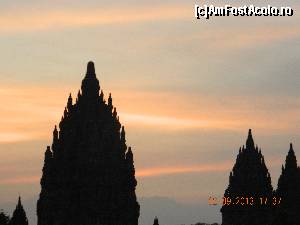 [P18] culorile apusului peste prambanan sunt incredibil de frumoase » foto by andreea72
 - 
<span class="allrVoted glyphicon glyphicon-heart hidden" id="av501768"></span>
<a class="m-l-10 hidden" id="sv501768" onclick="voting_Foto_DelVot(,501768,10069)" role="button">șterge vot <span class="glyphicon glyphicon-remove"></span></a>
<a id="v9501768" class=" c-red"  onclick="voting_Foto_SetVot(501768)" role="button"><span class="glyphicon glyphicon-heart-empty"></span> <b>LIKE</b> = Votează poza</a> <img class="hidden"  id="f501768W9" src="/imagini/loader.gif" border="0" /><span class="AjErrMes hidden" id="e501768ErM"></span>