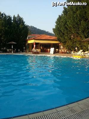 [P11] in plan indepartat este barul piscinei de la ioannis. In partea dreapta este si un gardulet care separa curtea hotelului se studios panorama.  » foto by iulian68
 - 
<span class="allrVoted glyphicon glyphicon-heart hidden" id="av462152"></span>
<a class="m-l-10 hidden" id="sv462152" onclick="voting_Foto_DelVot(,462152,10085)" role="button">șterge vot <span class="glyphicon glyphicon-remove"></span></a>
<a id="v9462152" class=" c-red"  onclick="voting_Foto_SetVot(462152)" role="button"><span class="glyphicon glyphicon-heart-empty"></span> <b>LIKE</b> = Votează poza</a> <img class="hidden"  id="f462152W9" src="/imagini/loader.gif" border="0" /><span class="AjErrMes hidden" id="e462152ErM"></span>