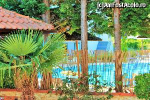 [P20] Vedere din curtea vilei catre hotelul vecin, unde se poate intra la piscina contra cost consumatie.  » foto by Coniss
 - 
<span class="allrVoted glyphicon glyphicon-heart hidden" id="av628209"></span>
<a class="m-l-10 hidden" id="sv628209" onclick="voting_Foto_DelVot(,628209,10085)" role="button">șterge vot <span class="glyphicon glyphicon-remove"></span></a>
<a id="v9628209" class=" c-red"  onclick="voting_Foto_SetVot(628209)" role="button"><span class="glyphicon glyphicon-heart-empty"></span> <b>LIKE</b> = Votează poza</a> <img class="hidden"  id="f628209W9" src="/imagini/loader.gif" border="0" /><span class="AjErrMes hidden" id="e628209ErM"></span>