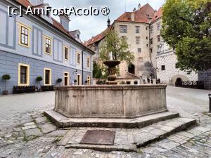 [P08] Castelul Krumlov; a doua curte și fântâna ei » foto by crismis
 - 
<span class="allrVoted glyphicon glyphicon-heart hidden" id="av1410574"></span>
<a class="m-l-10 hidden" id="sv1410574" onclick="voting_Foto_DelVot(,1410574,10138)" role="button">șterge vot <span class="glyphicon glyphicon-remove"></span></a>
<a id="v91410574" class=" c-red"  onclick="voting_Foto_SetVot(1410574)" role="button"><span class="glyphicon glyphicon-heart-empty"></span> <b>LIKE</b> = Votează poza</a> <img class="hidden"  id="f1410574W9" src="/imagini/loader.gif" border="0" /><span class="AjErrMes hidden" id="e1410574ErM"></span>