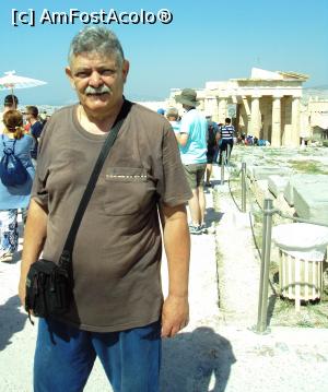 [P13] Adrian și, în fundal, Propileele » foto by Carmen Ion
 - 
<span class="allrVoted glyphicon glyphicon-heart hidden" id="av1039409"></span>
<a class="m-l-10 hidden" id="sv1039409" onclick="voting_Foto_DelVot(,1039409,10140)" role="button">șterge vot <span class="glyphicon glyphicon-remove"></span></a>
<a id="v91039409" class=" c-red"  onclick="voting_Foto_SetVot(1039409)" role="button"><span class="glyphicon glyphicon-heart-empty"></span> <b>LIKE</b> = Votează poza</a> <img class="hidden"  id="f1039409W9" src="/imagini/loader.gif" border="0" /><span class="AjErrMes hidden" id="e1039409ErM"></span>