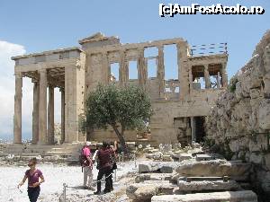 [P16] 16. Latura de est a Erechteion-ului. Se vede diferența de nivel a terenului pe care a fost construit. În partea dreaptă, sus, se vede Porticul Fecioarelor. » foto by doinafil
 - 
<span class="allrVoted glyphicon glyphicon-heart hidden" id="av704697"></span>
<a class="m-l-10 hidden" id="sv704697" onclick="voting_Foto_DelVot(,704697,10140)" role="button">șterge vot <span class="glyphicon glyphicon-remove"></span></a>
<a id="v9704697" class=" c-red"  onclick="voting_Foto_SetVot(704697)" role="button"><span class="glyphicon glyphicon-heart-empty"></span> <b>LIKE</b> = Votează poza</a> <img class="hidden"  id="f704697W9" src="/imagini/loader.gif" border="0" /><span class="AjErrMes hidden" id="e704697ErM"></span>