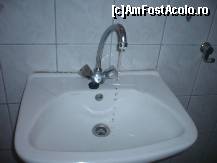 [P02] Instalatie sanitara stricata, fiind nevoiti sa ne obisnuim cu 'zgomotul'. Precizez ca baia nu avea geam si nici aerisire, deci evacuarea aburilor se facea prin camera. » foto by Catalin S.
 - 
<span class="allrVoted glyphicon glyphicon-heart hidden" id="av252945"></span>
<a class="m-l-10 hidden" id="sv252945" onclick="voting_Foto_DelVot(,252945,10141)" role="button">șterge vot <span class="glyphicon glyphicon-remove"></span></a>
<a id="v9252945" class=" c-red"  onclick="voting_Foto_SetVot(252945)" role="button"><span class="glyphicon glyphicon-heart-empty"></span> <b>LIKE</b> = Votează poza</a> <img class="hidden"  id="f252945W9" src="/imagini/loader.gif" border="0" /><span class="AjErrMes hidden" id="e252945ErM"></span>
