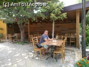 [P07] Frumoasa terasă verde a Restaurantului Laguna; aici Tati, așteptând micul dejun » foto by crismis
 - 
<span class="allrVoted glyphicon glyphicon-heart hidden" id="av1047035"></span>
<a class="m-l-10 hidden" id="sv1047035" onclick="voting_Foto_DelVot(,1047035,10168)" role="button">șterge vot <span class="glyphicon glyphicon-remove"></span></a>
<a id="v91047035" class=" c-red"  onclick="voting_Foto_SetVot(1047035)" role="button"><span class="glyphicon glyphicon-heart-empty"></span> <b>LIKE</b> = Votează poza</a> <img class="hidden"  id="f1047035W9" src="/imagini/loader.gif" border="0" /><span class="AjErrMes hidden" id="e1047035ErM"></span>