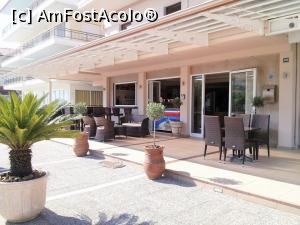 [P15] terasa de la intrarea in hotel - in stanga, barul iar in dreapta Receptia » foto by Paloma
 - 
<span class="allrVoted glyphicon glyphicon-heart hidden" id="av942054"></span>
<a class="m-l-10 hidden" id="sv942054" onclick="voting_Foto_DelVot(,942054,10169)" role="button">șterge vot <span class="glyphicon glyphicon-remove"></span></a>
<a id="v9942054" class=" c-red"  onclick="voting_Foto_SetVot(942054)" role="button"><span class="glyphicon glyphicon-heart-empty"></span> <b>LIKE</b> = Votează poza</a> <img class="hidden"  id="f942054W9" src="/imagini/loader.gif" border="0" /><span class="AjErrMes hidden" id="e942054ErM"></span>