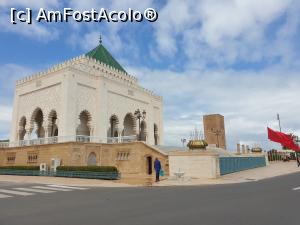 [P16] Mausoleul lui Mohammed al V-lea si in spate turnul Hassan. In interiorul mausoleului se gasesc mormintele regelui Mohammed al V-lea si ale fiilor sai, printțul [url=https://ro.wikipedia.org/w/index.php?title=Abdellah_ben_Mohammed_Alaoui&action=edit&redlink=1]Moulay Abdallah si regele Hassan al II-lea, tatal actualului rege Mohamed VI. Mausoleul a fost construit in stil traditional arabo-musulman[/url]. » foto by geani anto
 - 
<span class="allrVoted glyphicon glyphicon-heart hidden" id="av1304292"></span>
<a class="m-l-10 hidden" id="sv1304292" onclick="voting_Foto_DelVot(,1304292,10179)" role="button">șterge vot <span class="glyphicon glyphicon-remove"></span></a>
<a id="v91304292" class=" c-red"  onclick="voting_Foto_SetVot(1304292)" role="button"><span class="glyphicon glyphicon-heart-empty"></span> <b>LIKE</b> = Votează poza</a> <img class="hidden"  id="f1304292W9" src="/imagini/loader.gif" border="0" /><span class="AjErrMes hidden" id="e1304292ErM"></span>