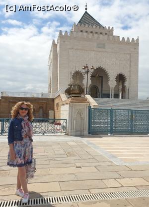 [P17] Fata in fata cu minaretul, in locul de unde s-a proclamat Independenta, este construit modernul <strong>Mausoleu al lui Mohammed V</strong>, loc extrem de simbolic pentru marocani. 

 La exterior, monumentul este construit din marmura alba din Italia, iar acoperisul piramidal este din gresie verde, simbolul regalitatii alauite. Din pacate, si acest mausoleu era inchis datorita pandemiei, ba mai mult de atat nici macar nu ne puteam apropia de treptele de la intrare. » foto by geani anto
 - 
<span class="allrVoted glyphicon glyphicon-heart hidden" id="av1304293"></span>
<a class="m-l-10 hidden" id="sv1304293" onclick="voting_Foto_DelVot(,1304293,10179)" role="button">șterge vot <span class="glyphicon glyphicon-remove"></span></a>
<a id="v91304293" class=" c-red"  onclick="voting_Foto_SetVot(1304293)" role="button"><span class="glyphicon glyphicon-heart-empty"></span> <b>LIKE</b> = Votează poza</a> <img class="hidden"  id="f1304293W9" src="/imagini/loader.gif" border="0" /><span class="AjErrMes hidden" id="e1304293ErM"></span>