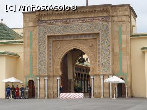 [P32] Admiram de la distanta palatul regal, mai bine zis poarta de intrare in acesta, in fata careia se afla 5 ,,categorii de garzi” care sunt foarte atente la orice miscare a noastra. » foto by geani anto
 - 
<span class="allrVoted glyphicon glyphicon-heart hidden" id="av1304308"></span>
<a class="m-l-10 hidden" id="sv1304308" onclick="voting_Foto_DelVot(,1304308,10179)" role="button">șterge vot <span class="glyphicon glyphicon-remove"></span></a>
<a id="v91304308" class=" c-red"  onclick="voting_Foto_SetVot(1304308)" role="button"><span class="glyphicon glyphicon-heart-empty"></span> <b>LIKE</b> = Votează poza</a> <img class="hidden"  id="f1304308W9" src="/imagini/loader.gif" border="0" /><span class="AjErrMes hidden" id="e1304308ErM"></span>